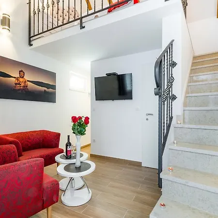 Red Queen Luxury Studio