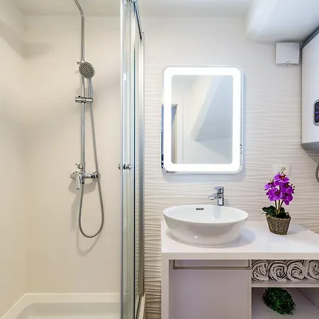 Red Queen Luxury Studio Split